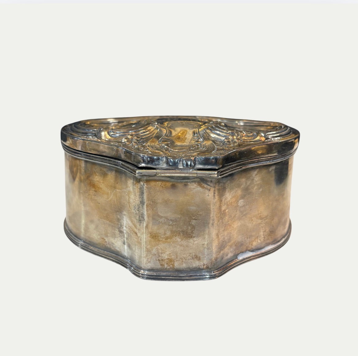 Grandeur X KADE Refillable Amber & Vanilla Scented Candle In Antique Silver Vessel