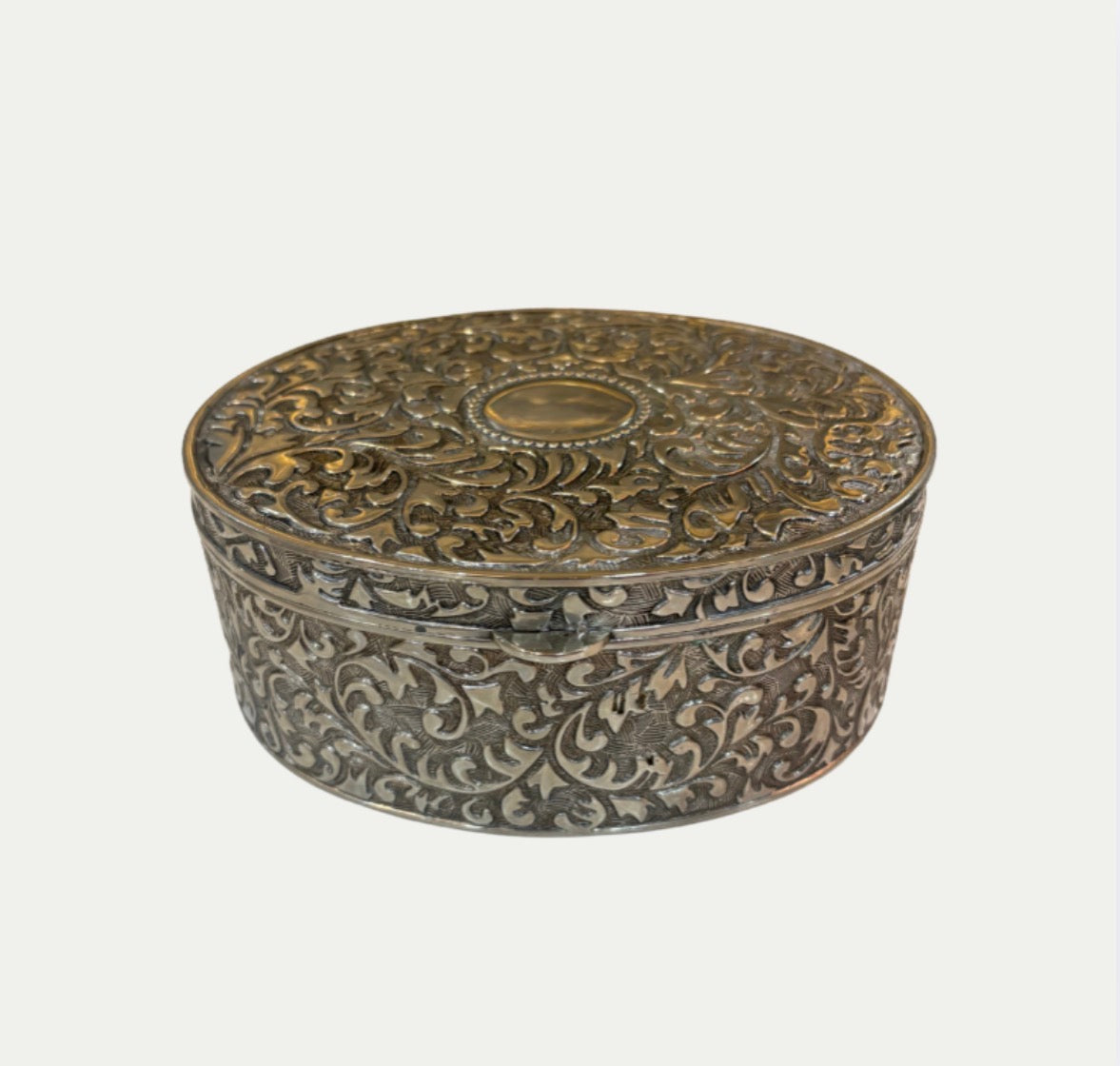 Grandeur X KADE Refillable Leather & Tobacco Scented Candle In Antique Silver Vessel