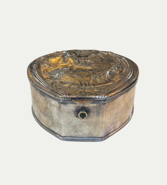 Grandeur X KADE Refillable Amber & Vanilla Scented Candle In Antique Silver Vessel