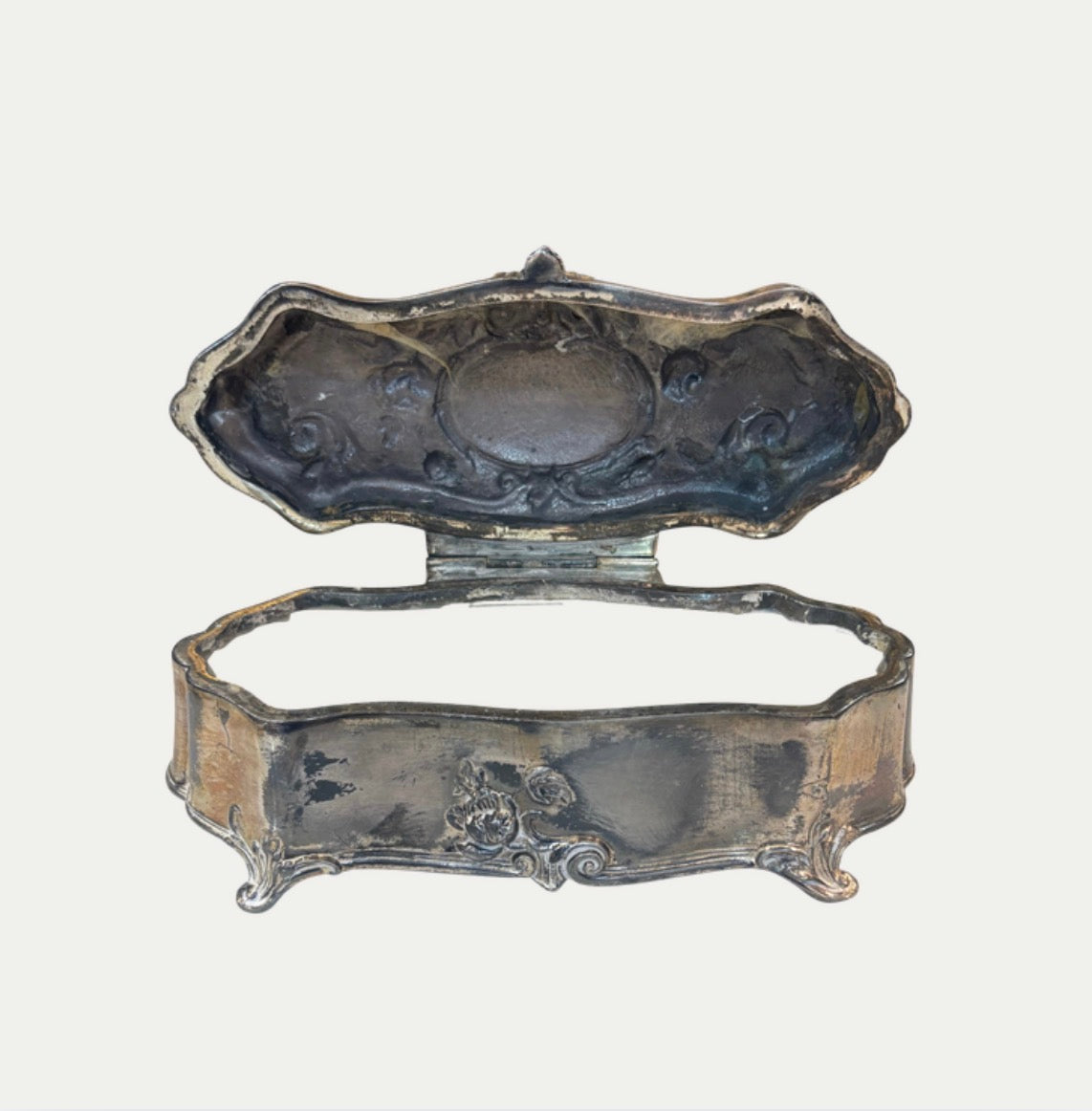 Grandeur X KADE Refillable Amber & Vanilla Scented Candle In Antique Silver Vessel